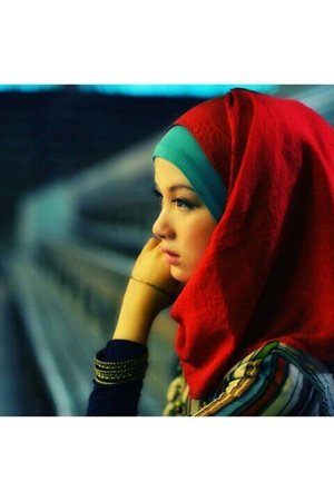 The touch of red...So lets inspire each other@clozetteid #TheTouchOfRed #ClozetteID #GoDiscover #indonesia #proudIndonesia #hijabIndo