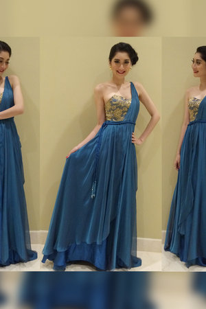 Ngeliat gaun-gaun yang ada di Met Gala jadi pengen posting juga foto pake gaun :D