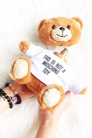 Say hello to the cutest perfume ever 🐻 Pretty bracelet from @gizzoutlet #handsinframe #moschino #moschinoperfume #clozetteid