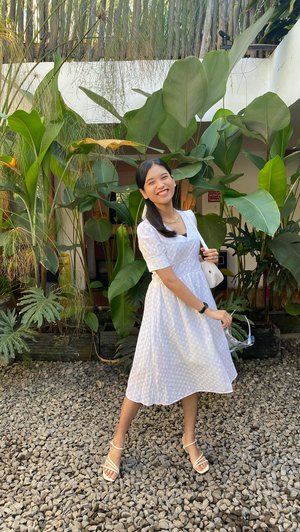 Hi nice to meet you!! ☺️ dress putih ini favorite aku kalo ke undangan pernikahan temen dan temany garden party. cocok banget 🤍