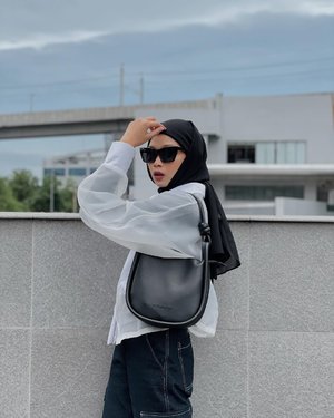 #Repost from Clozette Crew @astrityas. Black bag from @mayonette ✨🖤
Modelnya ramping tapi ternyata muat banyak, lo!😍
-

#ootd #clozetteid #ootdindo #outfitinspiration #hijablook #hijaboutfit #hijabstyle #hijabfashion #hijabfashionstyle #ootdhijabinspiration #fashiontips #fashioninspiration