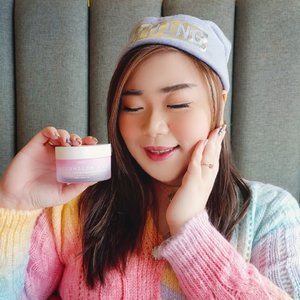 #Repost from Clozetter @Mgirl83.


Sweetest Sleeping Mask ever : @sashiseoul Watermelon Milk Sleeping Mask!

Seriously, i feel like everything about this sleeping mask is so so sweet and kawaii (in an understated way, not in a loud and in-your-face kind of way) - from the pretty pink-lavender ombre jar, to the light pink colored pudding looking mask, the sweet scent and the jelly-like texture, everything screams sugary sweet to me and i love it!

Anyway, other than being aesthetically super pleasing for me and my nose, this Watermelon Milk Sleeping Mask also works super well for me!

It is a brightening and hydrating sleeping mask enriched with Watermelon Seed Extract and Lactic Acid that helps to brighten and nourish skin, it has a light and easy to absorb texture that leaves skin feeling super hydrated and soft. Sleeping mask is a product that is supposed to be used as the last step of your night routine to seal all the goodness of your skincare in, and you're gonna wake up to a plumper and brighter skin.

I totally enjoy this sleeping mask, i am personally a fan of sleeping masks and sometimes i simply use them to replace my night moisturizer (but for my skin, continuous use is not a good idea, i can use them every other day instead to avoid my skin acting out because sleeping mask is pretty rich) and Sashi Seoul'd definitely one of my very faves out of the few that i've tried.

One thing that baffles me with all these watermelon 🍉🍉🍉 milk products tho, they all usually look (in colors ) and smell more like strawberry milk 🍓🍓🍓, wonder why that is??? Not that i'm complaining coz i prefer light pink than red, it just something i think of sometimes - like Harry Styles singing watermelon sugar that tastes like strawberry 🤣.

#sashiseoul
#sashiseoulsleepingmask #sleepingmask #reviewwithMindy #BeauteFemmeCommunity #SbyBeautyBlogger #clozetteid #socobeautynetwork #startwithSBN #beautynesiamember