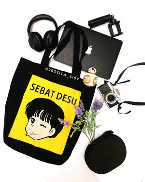 So happy to have this bag from @kitc_ 
There are many designs for both clothes and bags. The size is quite big to bring all of these stuff. Must have item!
#canvassbag #komiklucu #taslucu  #cosplay #macbookair #headset #gadget #lifestyle2021
#technology
#techno