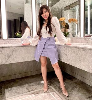 #Repost from Clozette Ambassador @chelsheaflo. Turns out raw hem denim skirt could be look chic ðŸ˜‹. 

Btw, did you find something on this pict? ðŸ˜‰

Happy Sunday! 

#ootd #outfitideas #clozetteid