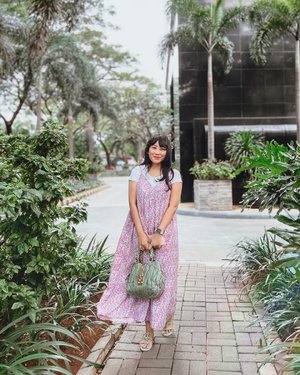 #Repost from Clozetter @2thousandthings. I love flowy maxi dresses ðŸ’ƒðŸ�» Because it can be worn so many ways : 
ðŸ™‹ðŸ�»â€�â™€ï¸�it can be worn as it is, 
ðŸ’�ðŸ�»â€�â™€ï¸�it can be worn with a top underneath (like I wore in the picture), 
ðŸ™†ðŸ�»â€�â™€ï¸�or it can be worn with a cardigan on the outside.
ðŸ™�ðŸ�»â€�â™€ï¸�And if youâ€™re creative enough you can also layer it with a sweater tucked into a belt so the maxi dress became a maxi skirt ! ðŸ˜�ðŸ‘ŒðŸ�»

( #petitestyle )

.

.

.

.

#stylingtips #simplestyle #lookdujour #currentlywearing #ykdailywears #maxidressoutfit #clozetteid #aboutalook