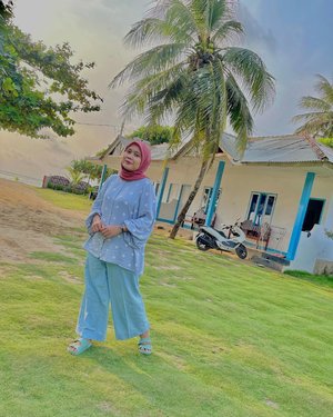 

#Repost from Clozetter @sridevi_sdr.

Allah puts people in your life for a reason and removes them from your life for better reason ☺️

Happy weekend 🏖

-
#clozette
#clozetteid 
#ootdhijab
#garagarainstagram 
#ujunggenteng 
#beach 
#weekend 
#pantai 
#view
#travelling
#holiday