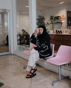 #Repost from Clozette Crew @astrityas. Slow sundayâœ¨â™¥ï¸�
-
Outerwear : @shopatvelvet 
Sandals: @say_sury 

#ootd #clozetteid #ootdindo #outfitinspiration #hijablook #hijaboutfit #hijabstyle #hijabfashion #hijabfashionstyle #ootdhijabinspiration #fashiontips #fashioninspiration