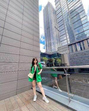 #Repost from Clozette Ambassador @chelsheaflo. Really into Kelly green these days - walaupun org” yang lagi jalan bareng aku biasanya malu karena outfitnya terlalu ngejreng 😂.

What about you? Do prefer vibrant or neutral colors?

Btw, do you notice the IG layout has changed? 😋 

#clozetteid #kellygreen #outfitideas