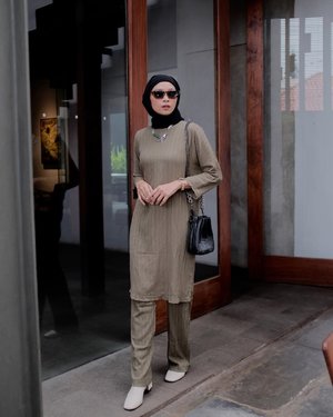 #Repost from Clozette Crew @astrityas. Monday with @shopatvelvet modest collectionâœ¨ðŸ¤�
-
#weshopatvelvet #ootd #clozetteid #ootdindo #outfitinspiration #hijablook #hijaboutfit #hijabstyle #hijabfashion #hijabfashionstyle #ootdhijabinspiration #fashiontips #fashioninspiration