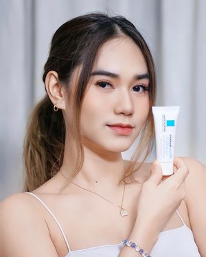 #Repost from Clozetter @selmakeziaa. Hi peeps ! 
I wanna share my short stories about how i find my holy grail product for sensitive skins like me 😌 
Ok first of all , i do some research on insta, youtube etc to find what’s best for my skin. Tryin one by one products and i dunno it doesn’t help my skin recovery which is gonna make my skin really sick & breakout cause of unsuitable products i used ☹️. Apparently so hopeless and i was giving myself some hopes and after that i find my best product that is suitable with my skins. So here we go by and by my skin looks healthier because of La Roche Posay Cica Plast Baume B5 this give me some Holy Grail ! #skinlifechanger
I recommend you guys using this really good for maintaining our skins 🤍

Merci 

#ClozetteIDxLRP #SkinLifeChanger
#larocheposayid #ClozetteID