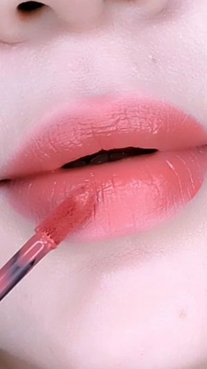 Nyobain @officialhanasui Mattedorable Lip Cream yang nomer 03 "Star" cakep banget warnanya. Ini nyaman dipakai dan setelah kering dia jadi matte satin cakep banget.

Asli pengen koleksi semua warnanya 😍😍

Kalian sudah coba? Punya warna yang mana? Share yuk di komen 💋💖

  #lipstickoftheday #lipstickswatches #madamegielipcream #lipswatch #lipstickswatch #makeup #beautygram #beautyjournal #lipstickhoarder #lipstickjunkie #lipstickshades #lipstiknude #lipstick #lipsticklover #lipstickcantik #lipstickcollection #fypシ #lipglossaddict #lipglow #lipglosspoppin #lipglosscollection #lipglossjunkie #fridayvibes #lipglossobsession #lipglosslover #hanasui #hanasuimattedorablelipcream #hanasuilipcream #makeupfun