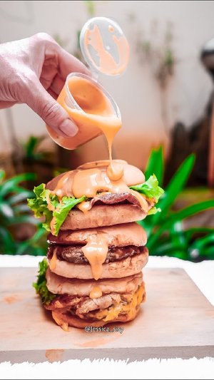 BURGER MADNESS with cheese sauce 😋😋 
Double cheese burger with cheesy mayo sauce? Why not?
Beli voucher koletifnya di @pergikuliner ya. Bayar 50k, tp vale vouchernya lebih dari itu. Semakin banyak yg beli, semakin besar valuemya #burger #beefburger #chickenburger #meatlover