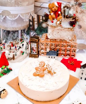 Celebrating Christmas with this cute cake! Biar feed gw rapi ala2 #pinterest lah 🤣
Merry Christmas!
#gingerbreadcookies #kuenatal #cakedecorating #christmascake #christmasgift #photographytrick #photoedit