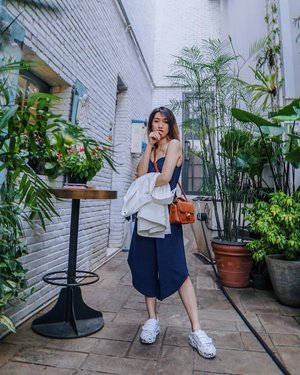 Thanks to talented photographer @priscaangelina 😍 [Tap for #ootd details] 📍 @reddoor.koffiehouse.and.bistro 
#meminebeauty #clozetteid #minefashionjourney #iwearclothinc @iwearclothinc