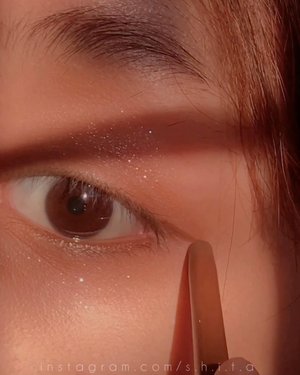 Simple eye look with :
@bless.cosmetics powder
@romandyou eye palette
@peripera_official eyeliner
@etudeofficial blush on
â€”â€”
Hmm akhir-akhir ini kalo sore hujan jadi susaaah banget dapet sinar matahari :(
