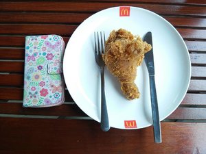 Chicken drumstick from McD Hua Hin are more bigger than my phone 😁

How about other chicken part?must be more bigger... #chingutimetrip #chingutime #chingutimeinthailand #food #travel #clozetteid