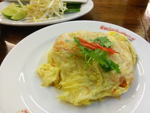 My dinner last night : padthaiThe first padthai and the most popular (Thipsamai) and halalYou can check to this blog http://thegourmetdiary.com/2015/08/25/24-hour-halal-food-tour-of-bangkok/#chingutime #chingutimetrip#clozetteid #food #foodblogger