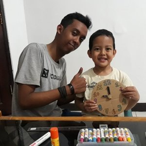 Making a toy clock of a cardboard with Daddy. Our son love crafting and it'll be a good bonding time for them❤