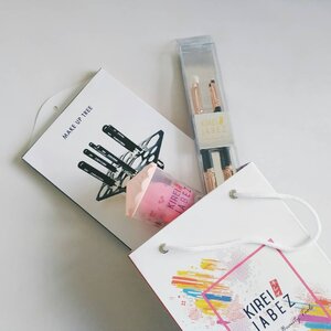 Masih penasaran sama produknya @kireijabez ? Aku udah coba Beauty Blender, Double Sided Brush, dan Brush Hangernya.Beauty enthusiast yang lagi mau nambah koleksi brush & makeup toolsnya bisa banget ceki-ceki produknya Kirei Jabez!Selain beli di websitenya Kirei Jabez kamu juga bisa mendapatkannya di @makeupuccino! Tersedia juga di @rumahmakeupuccino jadi kamu bisa lihat langsung produknya .Reviewnya sudah up di blog, langsung aja klik link d bio yah ❤#vsco #clozetteid #beautybloggerid