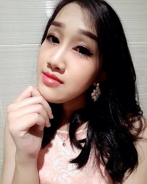 Bathroom lighting ✨
Selfie ala ala dikamar mandi bioskop gitu, maafkeun mata lelah ini, emang mau cuci muka cuma naluri selfie tiba"hinggap 😁
.
Cuci mukanya pake Gyoolpy Tea dari At;Fox yah, reviewnya sudah tayang diblogku 😊
.
.
#beauty #blogger #selfie #clozetteid #instabeauty #instaselfie #beautyblogger #indonesianbeautyblogger #indonesianfemaleblogger