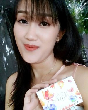 X2 Bio Lace dari @x2softlens mempercantik mata dengan pola lace seperti renda yang mengelilingi lensa. Ada 3 warna dari X2 Bio Lace, yakni Black, Brown, dan, Grey. Aku pakai yang Black. Swipe untuk lihat lebih detail. Walaupun didesign dengan pola yang unik, tetap terlihat natural setelah digunakan. Kunjungi blogku untik review selengkapnya yah 😘 Link on bio!
.
.
#beauty #blogger #beautyblogger #blogreview #indonesianbeautyblogger #indonesianfemaleblogger #soflens #x2sansoclear #x2softlens #restyoureyes #akupakaix2sansoclear #instabeauty #clozetteid #love #likes
