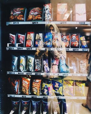 Vending Machine💸

Kemarin pas traveling ke Singapura, nemu vending machine yang isinya dari mulai frozen food dan bisa di hangatkan kalau kita beli sampai peralatan mandi. Dulu taunya isi mesin cuma makanan ringan sm minuman aja. Sekarang jadi lebih bervariasi. Jadi ga usah bingung nyari2 minimarket kalau gaada😉
#justsharing #cacazahhratraveling #singapore #clozetteid