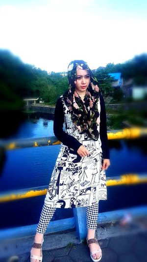 Im wearing mix pattern. Floral motif for scraf, cartoon motif for my dress, n pants is monochrom. Its still good looking n chic. #ClozetteID #GoDiscover #HitnRun #Ootd #hijab
