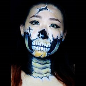 Skull Today! I really addicted with skull, and @nikkithepaintinglady just make it right. Here's a recreation of her work, and i am adding some detail there. Not as best as hers but i hope someday i will ♡♡♡..#clozettehalloween #clozetteid #cotw #skulls #halloweenideas #halloweenmakeupideas #elainabadrohalloween #dupemag #illussionmagazine #mehronmakeup #hanzoween #mykie_ #jasamakeup #jasafacepainting #facepaintingjakarta #jasamua #muajkt #makeupartistindonesia #creepy #undiscovered_muas