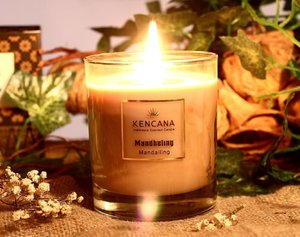 Relaxing with aromatherapy is a one way to keep my head straight during kids exam time, especially with my favorit aroma.
.
Thanks God @kencanacandle have the most delicious coffe candle aromatherapy 💕💕 i just cant stop with it 😍
.
.
.
.
.
#aromatherapy #coffee #coffeaddict #javanese #mandailing #candles #candlearomatherapy #ibv #beautybloggerindonesia #beautyvlogger #clozetteid #fdbeauty #bloggerslife #endorsement #kencanacandle #coffeetime