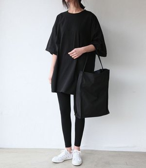 Ultimate inspiration for casual look with tote bag, sneakers, t-shirt &amp;amp; legging. Plusss it's black! Source : Pinterest.