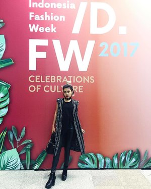 Attending the last day of #ifw2017 tonight with touch of culture outfit ❤💣
•
📸 taken by the one and only my bae @xrzkix 💋💋💋
#sonyathaniya #clozetteid #fashionblogger #allblack