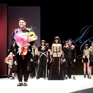KARMA by @ivan_gunawan
For Singapore Airlines present Cola4ration last night at Indonesia Fashion Week 2016
•
Really lovee with these collections! 👏🏼👏🏼
#ClozetteID #indonesiafashionweek2016 #ifw2016 #fashionshow #indonesiandesigner