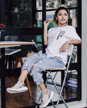 My kind of superb comfy outfit, tshirt + ripped jeans + #adidastubular 👌🏻
Morning guysss 🌤
•
📸 by @firmanhidayatt_ 👏🏻
#Sonyathaniya #fashionblogger #dailyoutfit #clozetteid