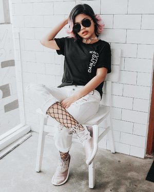 Just wearing your fav tshirt + ripped jeans then put on a fishnet stocking, voilaaa 😆👌🏻💣
•
From yesterday's shot by @firmannnh_ 👏🏻😎
#clozetteid #fashion #sonyathaniya #highendstreetstyle