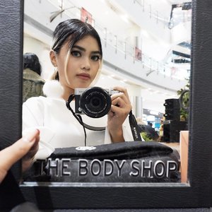 Just rite now attending a beauty class by @thebodyshopindo about 'non-touring' with @clozetteid 🖤
•
#cleanandbold #thebodyshopearthhour #tbsxclozetteid #clozetteid