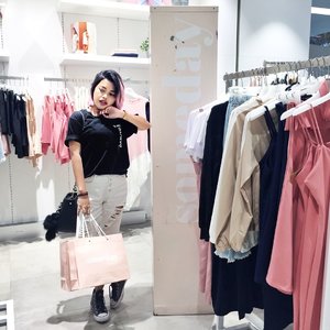 A few days ago visited @someday.indo store at ciputra mall, and i got some of new superb cute stuff there 💕💕 they sell a lot of cutest stuff guysss (sampe galau milih2 nya, mau semuaaa 😆)
•
So yeah i'll gonna make an #ootd review and post on my blog soon! 🖤
#somedayindo #localbrand #clozetteid #fashionblogger