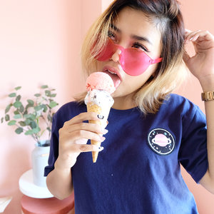 I scream for ice cream 😛🍦Got my nails and eyelashes done by @jewelbeautyofficial (just swipe this pict!) loveee the result so muccch 💕💙•My tshirt from @theweekendsociety 💙📸 by @thelmakisela 😘💕#clozetteid #SonyaThaniya #fashionblogger #pinky