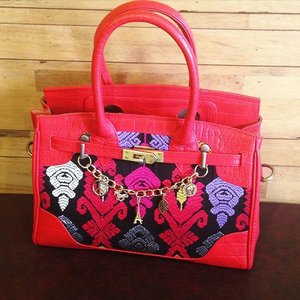 Suka banget sama tas ini 😍
.
.
#clozetteid #fashion #bag #tassongket