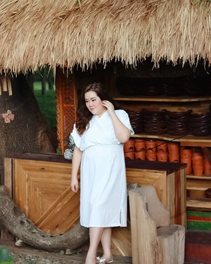 "Merah seperti kirmisi dan putih seputih salju"...Yang mau samaan kayak aq pake white midi dress ini bisa lsg cuss ke @bigsissy.id yah......Taken by my mom ...#ootd#ootdfashion#summeroutfit#lifeissosimple#travelwithstyle#stylewithme #selfie#stevydiary#thanksgod#instagram#walkwithstevy#celebratemysize#plusmodelmag#lookbookindonesia#endorsement#ootdasia#clozetteid