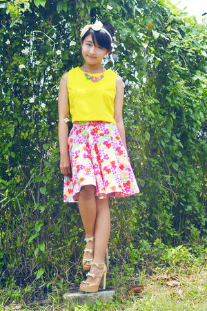 I loveee floral skirt. The top & skirt are from @chlorineclothe (instagram). Read my full outfit post on www.verenlee.com/2014/03/the-apple-of-my-eye.html . <3