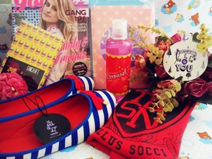 Yay my lovely X'mas hamper from The Little Things She Need yipeee~~
U can get all of these only for Rp.249.000,-
Sepatunya bisa pilih sendiri loh ^^