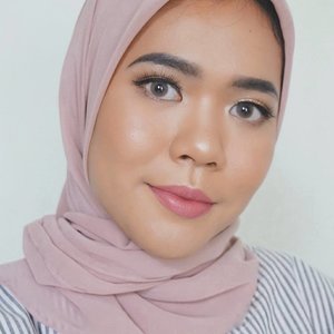 Mauve look💕Makeup deets :Face - @benefitindonesia porefessional face primer- the ordinary serum foundation shade 2.1Y from @benscrub- @beautyboxind urban fix powder translucent- @toofaced chocolate soleil- @nyxcosmetics_indonesia strobe of genius illuminating paletteEyes- @thebrowgal brow pencil- @bulumatarefill - @benefitindonesia they're real mascaraLips@pixycosmetics matte in love lipstick shade serrene brown