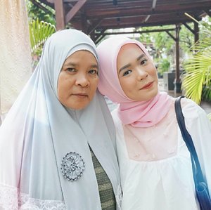 You've seen me laugh, you've seen me cry, and always you were there with me. I may not have always said it. But thanks and i love you. Selamat hari ibu 💕💋✨