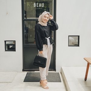 New collection from @shopataleen i’m wearing Kanis Black 🖤#aleenlook #aleenhijablook #clozetteid