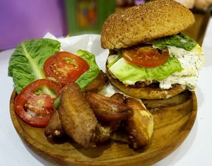 Nom-Nom Chicken burger 
#food #foodporn #clozetteid #instafood #tagsforlikes #yummy #amazing #instagood #photooftheday #sweet #dinner #lunch #breakfast #fresh #tasty #delish #delicious #eating #foodpic #foodpics #eat #hungry #foodgasm #burger #foods #doubletap #recipe #pizza