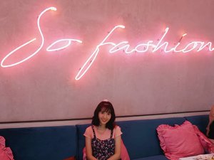 Randomly went to this so pinky aesthetic all girls(?) cafe with bf 😂😂 f&b was interesting tho! .
.
📷 @adityajiwap 
#sofashion #sofashioncafe