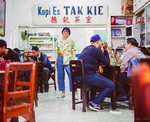 Have you ever been to Es Kopi TAK KIE ? It's better than 星巴克 ☕
.
.
📷 @poto_pot 
Art Director @bdyryhn