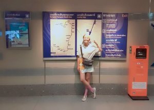 Jadi turis 😁
.
.
#stylieandfoodie #livelovelifelaughlust #blogger #bloggerceria #tetapsemangat #365post2017 #ootd #clozetteid #stylie #therealoutfitgram #styledaily #dailystyles #streetstyle #realoutfitgram #xiaomi #taztrip #thailand #tourist