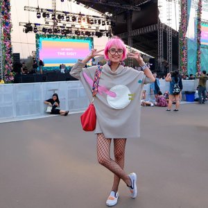 My friday at @we.the.fest
.
#stylieandfoodie #livelovelifelaughlust #blogger #bloggerceria #tetapsemangat #365post2017 #haircolor #pink #pinkhair #neonpink #ootd #clozetteid #stylie #therealoutfitgram #styledaily #dailystyles #streetstyle #realoutfitgram #canonm10 #canonm10indonesia #wethefest #wtf17