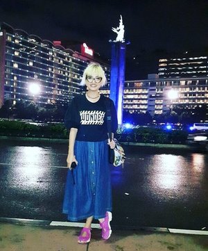 Jakarta malam ini 😊
.
#stylieandfoodie #livelovelifelaughlust #ootd
#clozetteid #stylie #therealoutfitgram #black #denim #nike #styledaily #dailystyles #streetstyle #blogger #work #bloggerceria #tetapsemangat #365post2017 #realoutfitgram
